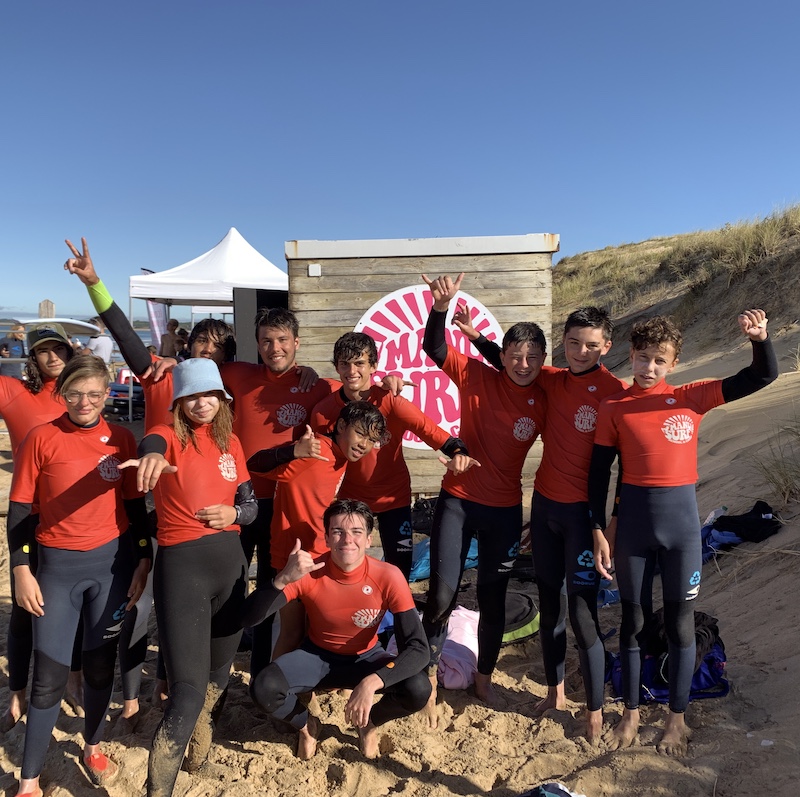 Groupe d'élèves en combinaison sur la plage