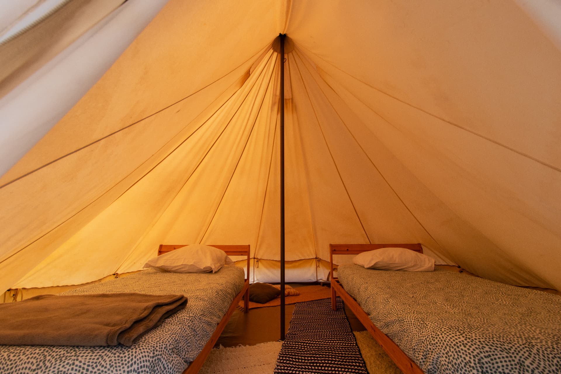Intérieur d'un tipi avec deux lits faits